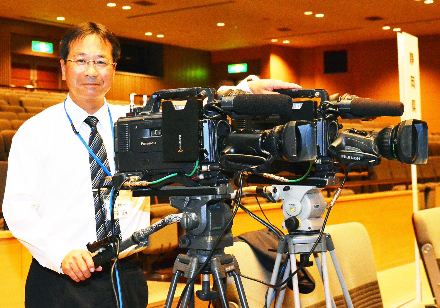 放送業務用カメラで撮影する代表 中村 正幸